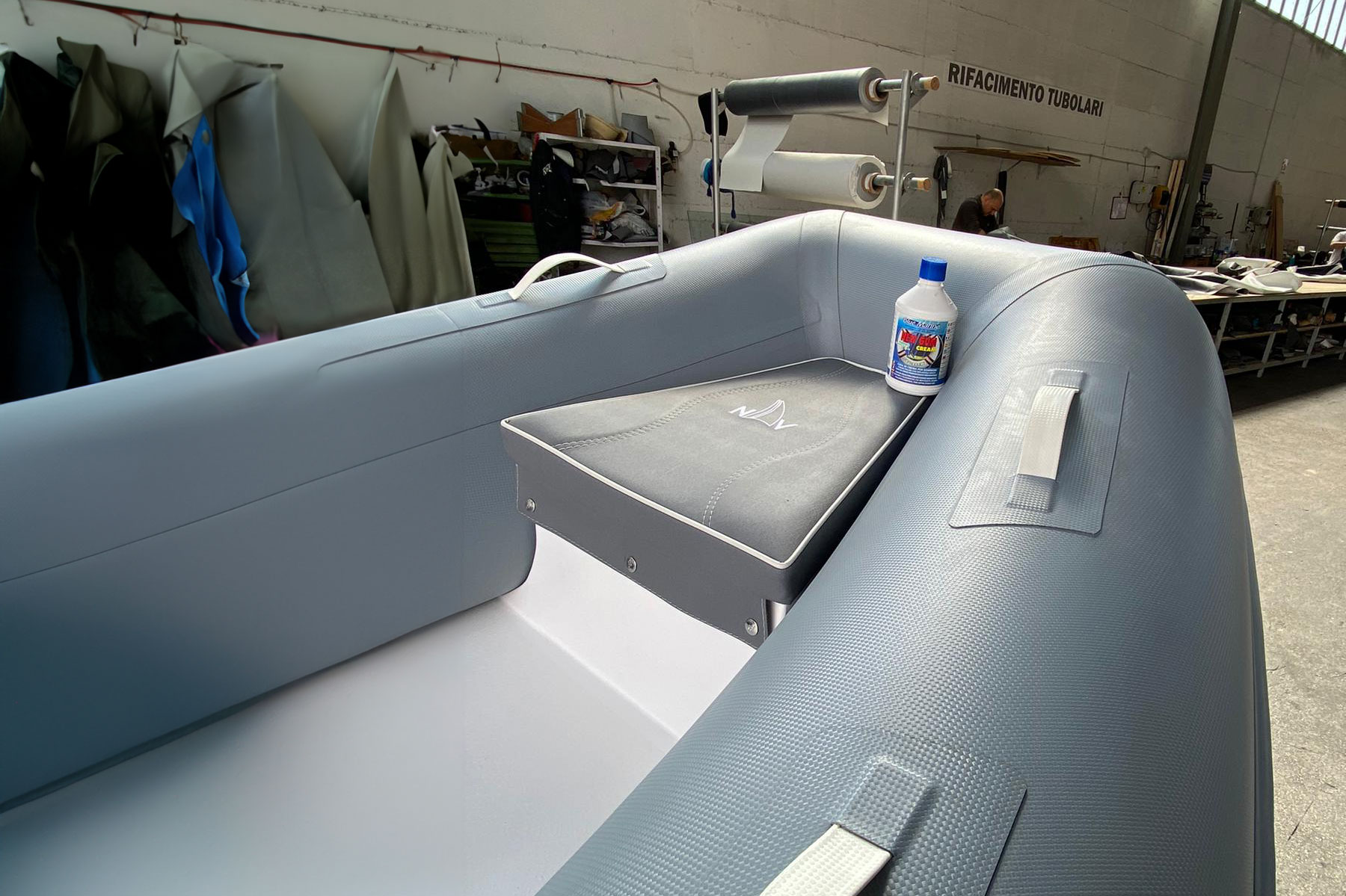Stripping and<br>waxing of inflatable boats